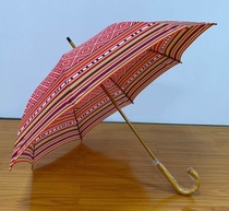Koivisto-sateenvarjo. Kauniin sateenvarjon kuosi on peräisin Koiviston kansallispuvun naisen paidasta. Hinta 37 € (jäsenhinta 32 €).

Tilaa osoitteesta: http://karjalaisetnuoret.mycashflow.fi 